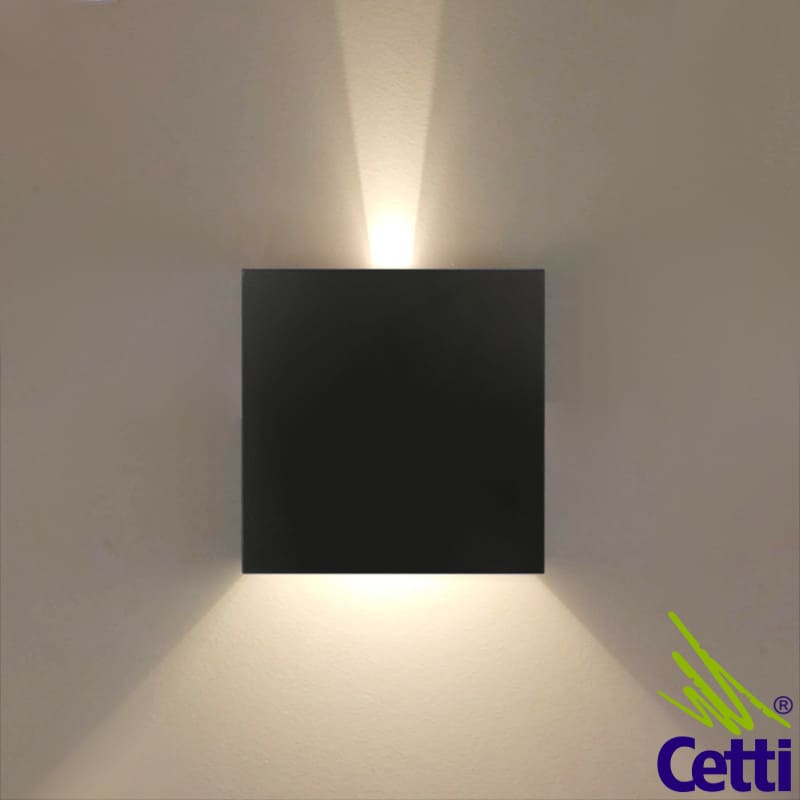 arandela-externa-preta-quadrada-facho-na-parede-astral-opus-hm38117